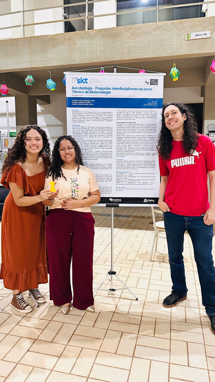 Pesquisadoras com o orientador, Ordine, no SICT Local 2024